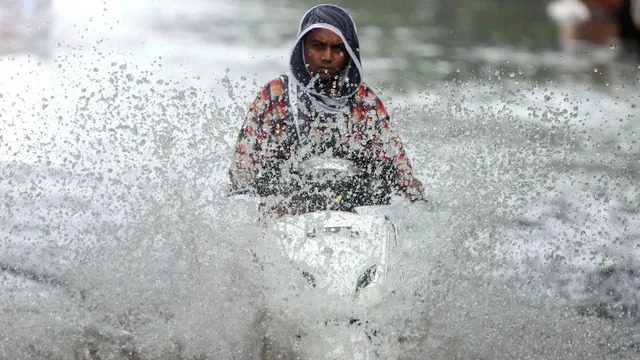 nepal-hundreds-of-tourists-stranded-as-lukla-airport-shuts-down-for-third-day-due-to-heavy-rain-and-fog
