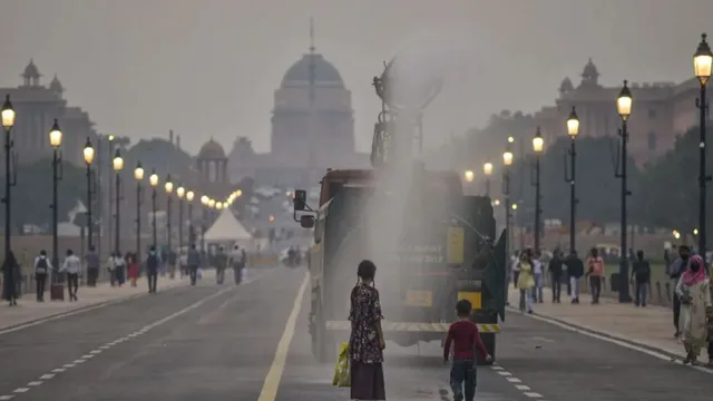 delhi-air-pollution-aap-congress-take-dig-at-bjp-govt-amid-very-poor-air-quality-in-delhi