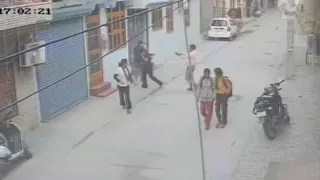 Faridabad: 17-Year-Old Girl Shot Twice By Stalker In Broad Daylight After She Refuses Proposal | VIDEO