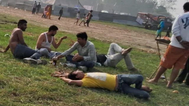 garhmukteshwar-ganga-mela-alcohol-flows-freely-excise-team-accused-of-relaxing-in-shade