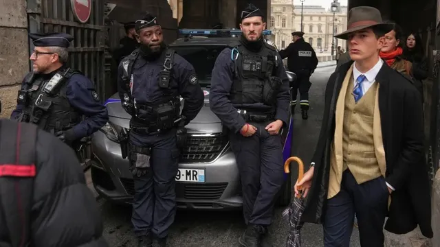 louvre-heists-viral-fedora-man-mystery-solved-turns-out-to-be-15yearold-sherlock-holmes-fan-from-paris