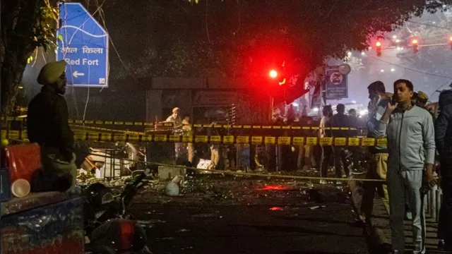 delhi-blast-update-lal-qila-metro-station-to-remain-closed-on-november-12-amid-security-alert-traffic-diversions-in-place-details