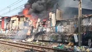 Mumbai: Massive Fire At Dharavi’s Navrang Compound Disrupts Bandra-Mahim Western Railway Services; No Injuries Reported