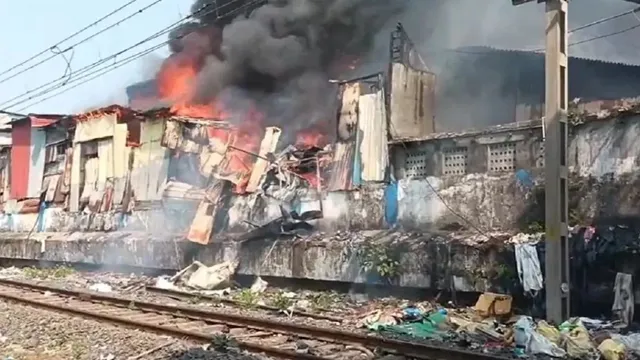 mumbai-massive-fire-at-dharavis-navrang-compound-disrupts-bandramahim-western-railway-services-no-injuries-reported