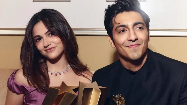 one-of-the-best-men-aneet-padda-praises-ahaan-panday-amid-dating-rumours-recreate-saiyaara-iconic-scene-viral-video
