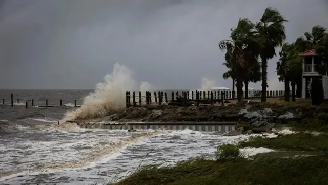 chennai-school-holiday-today-tamil-nadu-weather-tiruvallur-chengalpattu-heavy-rain-cyclone-ditwah-forecast