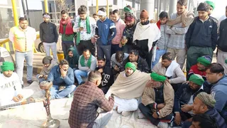 Farmers Protest At Kashi Toll Plaza, Force Free Passage Citing Staff Misconduct And Identity Deception