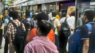 Kolkata Metro Timings Revised: KMRCL Increases Services At Blue Line, Green Line For Dec 7 For WBJS Exam | Check Updated Schedule
