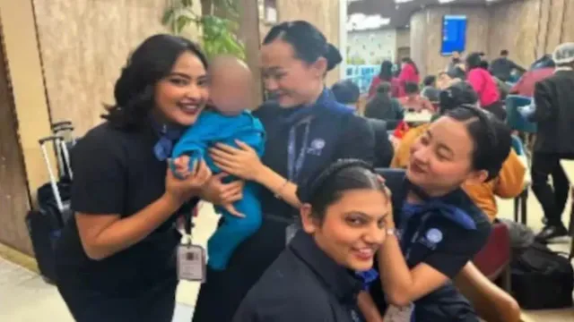 womens-heartwarming-viral-video-of-child-playing-with-crew-wins-heart-of-netizens-as-indigo-crisis-deepens-watch