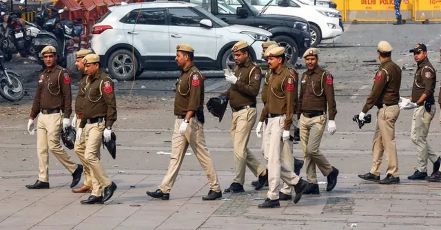 delhi-police-bust-illegal-currency-exchange-recover-rs-35-crore-in-demonetised-notes-4-arrested