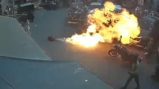 Delhi: Two Injured In Fire At Shahdara Samosa Stall During Cylinder Change| Watch Video