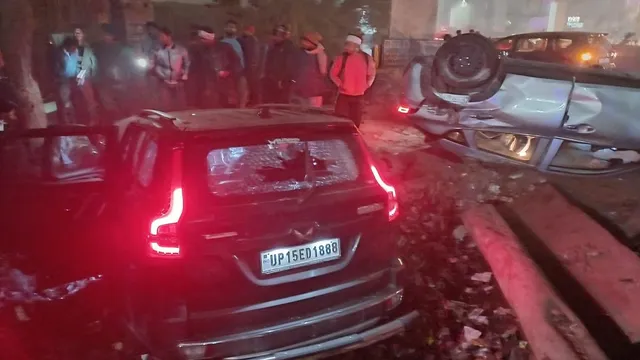 delhi-road-accident-uncontrolled-speeding-cars-crash-near-shatabdi-nagar-metro-station-6-injured
