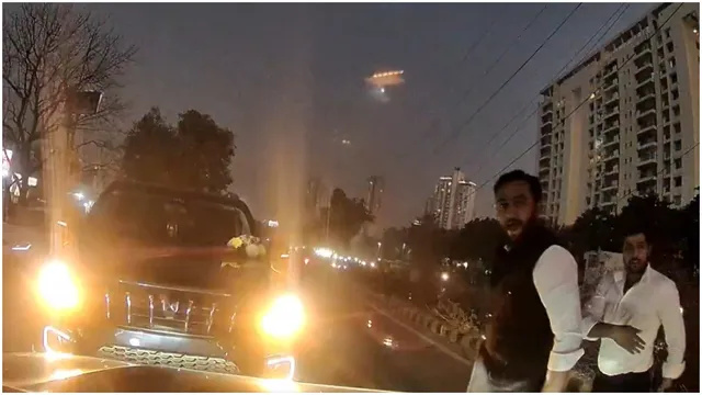 gurugram-caught-on-camera-wrongside-scorpio-blocks-car-occupants-threaten-driver-in-road-rage-incident-video