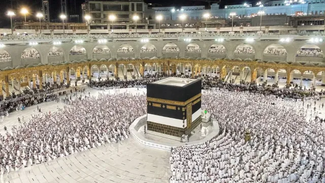 haj-pilgrims-smartwatch-smart-wristband-to-guide-track-devotees-during-haj-2026-mecca-medina-haj-facilities-haj-committee