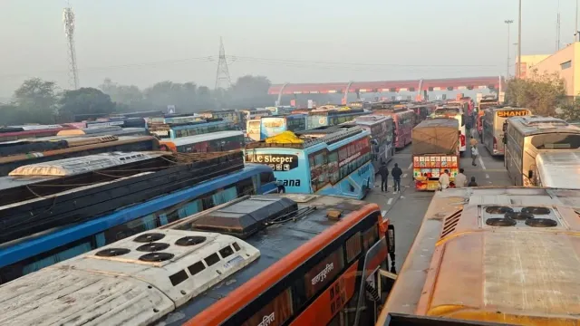 yamuna-expressway-faces-3-km-traffic-jam-after-multi-vehicle-collision-agra-noida-lane-closed