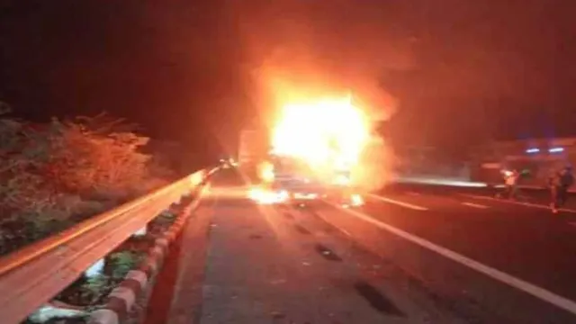 speeding-pickup-catches-fire-on-delhimumbai-expressway-in-alwar-3-burned-alive-driver-critical