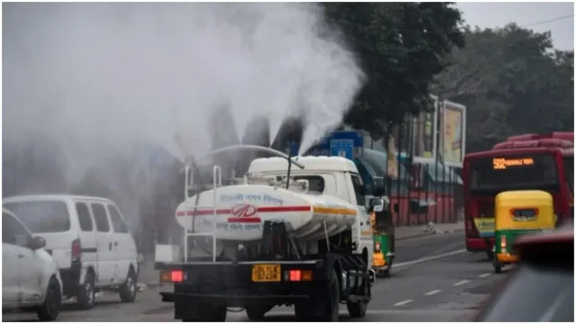 delhi-air-pollution-thick-haze-envelops-skies-of-national-capital-as-aqi-slips-to-very-poor-category