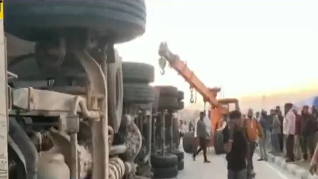 rajasthan-four-dead-after-truck-overturns-after-suffering-tyre-burst-hits-moving-on-nh-52-overbridge-in-bundi
