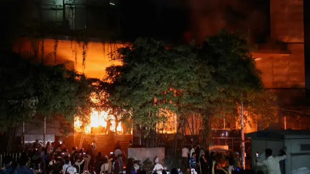 bangladesh-protests-sharif-osman-hadi-death-led-to-massive-unrest-yunus-appeals-for-peace-explained