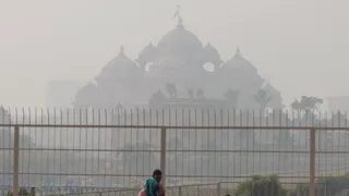 Delhi Air Pollution: AQI Remains 'Severe' At 434; GRAP-4 Fails To Curb Smog