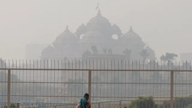 delhi-air-pollution-aqi-remains-severe-at-434-grap4-fails-to-curb-smog