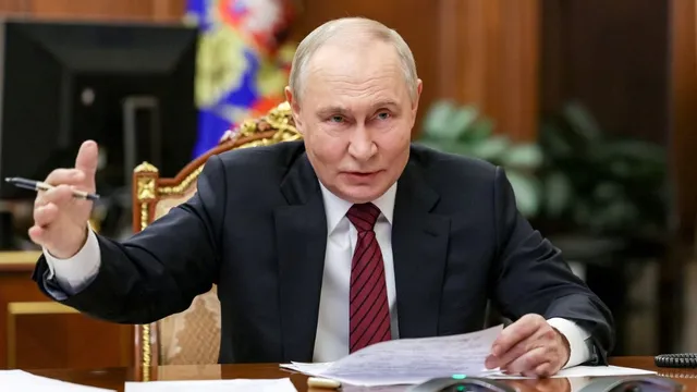 3i-atlas-is-russia-secret-weapon-putins-light-moment-on-interstellar-comet-goes-viral-dismisses-alien-theories-watch