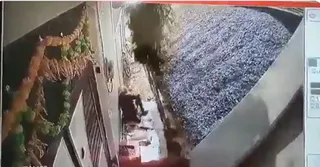 Gwalior News: Man Dies After Gravel-Laden Dump Truck Overturns On Him While He Was Basking In Winter Sun