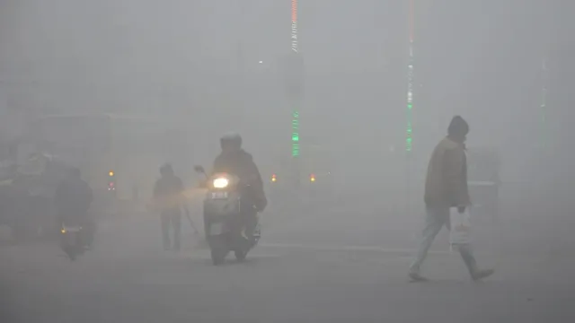 delhi-ncr-weather-today-yellow-alert-issued-as-national-capital-struggles-with-dense-fog-dropping-temperature-check-imd-forecast-delhi-smog-level