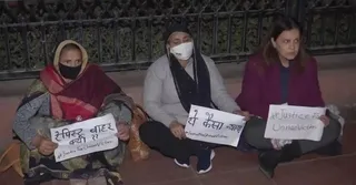 Unnao Rape Survivor, Protesting Against Accused Kuldeep Sengar's Bail, Removed By Police From India Gate | Watch