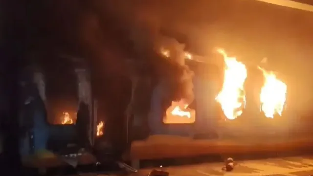 andhra-pradesh-1-killed-as-massive-fire-engulfs-two-ac-coaches-of-tata-nagar-ernakulam-express-rail-services-disrupted