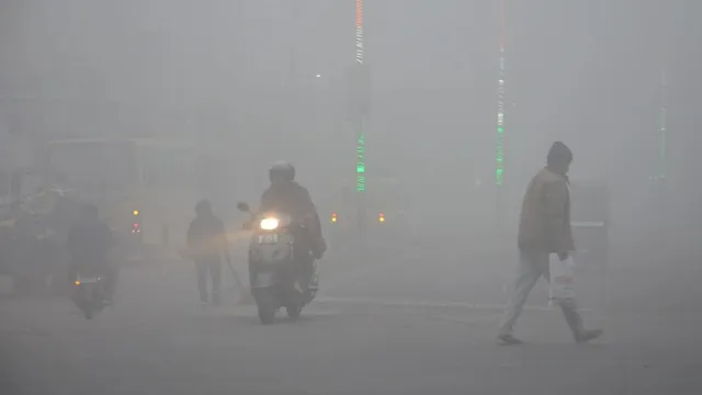 zero-visibility-on-dwarka-expressway-orange-alert-issued-for-delhi-as-dense-fog-hits-travel