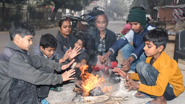 weather-today-dense-fog-severe-cold-wave-hit-delhi-uttar-pradesh-punjab-snowfall-in-jammu-kashmir-himachal-check-new-year-forecast