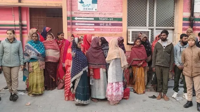 gorakhpur-police-foil-new-year-robbery-plot-40-arrested-including-34-women-fake-snakes-and-weapons-seized
