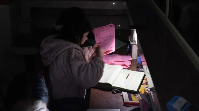 dehradun-doon-hospital-opd-plunges-into-darkness-doctors-treat-patients-via-mobile-torchlight