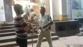 Hyderabad Auto Driver Threatens Traffic Police With Dead Snake After Drunk-Driving Check | Video