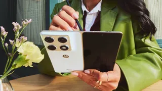 ces-2026-motorola-razr-fold-debuts-as-brands-first-bookstyle-foldable-with-2k-ltpo-display