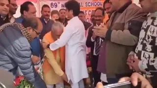 MP: 73-Year-Old BJP MLA Touches Feet of Jyotiraditya Scindia's 31-Year-Old Son Mahaaryaman, Sparks Debate Online | Watch