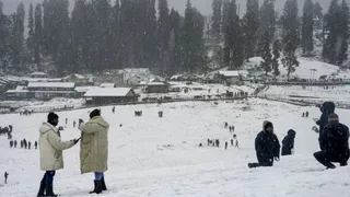 Kashmir Weather: Srinagar Shivers At Minus 6 Degrees Celsius, Dal Lake Freezes Amid Intensifying Chillai Kalan | IMD Forecast