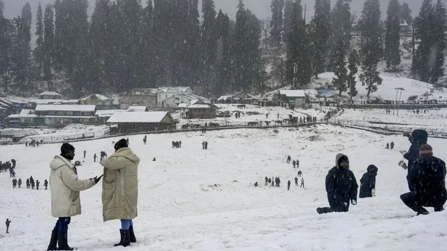 kashmir-weather-srinagar-shivers-at-minus-6-degrees-celsius-dal-lake-freezes-amid-intensifying-chillai-kalan-imd-forecast