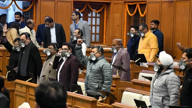 delhi-assembly-winter-session-2-aap-mlas-marshalled-out-bjp-raises-water-and-pollution-issues