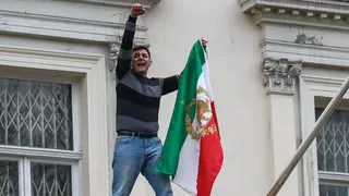 why-protesters-replaced-irans-regime-flag-with-pre1979-lion-and-sun-at-london-embassy-amid-protests
