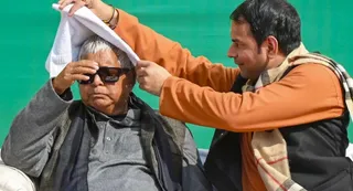 Patna: Lalu Prasad Blesses Tej Pratap At Makar Sankranti Feast, Signals Family Reconciliation