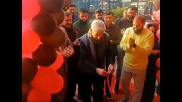 pakistan-embarrassment-for-khawaja-asif-after-pizza-hut-disowns-sialkot-outlet-he-inaugurated-video