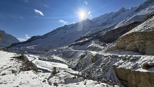himachal-pradesh-hit-by-snowstorm-over-680-roads-blocked-power-outages-imd-warns-of-more-snowfall-till-jan-28