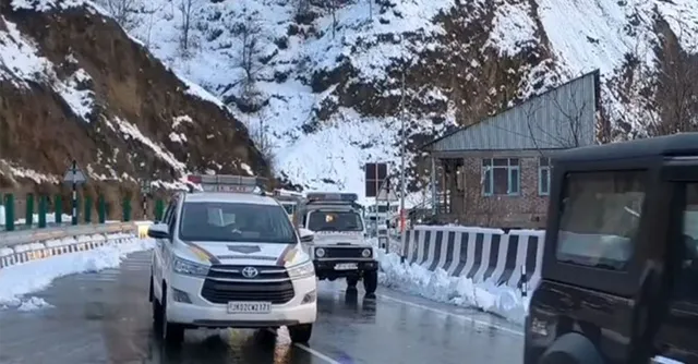 snowfall-shuts-srinagarjammu-national-highway-and-other-key-roads-for-third-consecutive-day-restoration-work-underway
