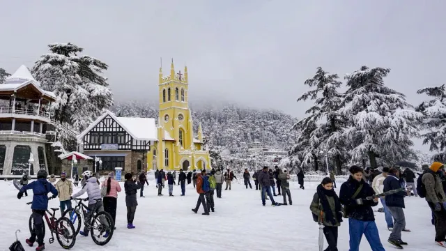 manali-snowfall-nightmare-hotels-100-full-tourists-stranded-on-roads-hotspots-jammed-with-vehicles