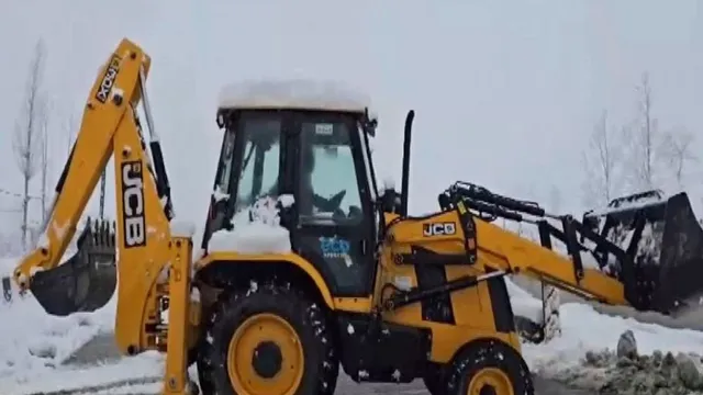 srinagar-jammu-highway-closed-amid-intense-snowfall-in-jammu-kashmir-vehicles-stranded-in-udhampur