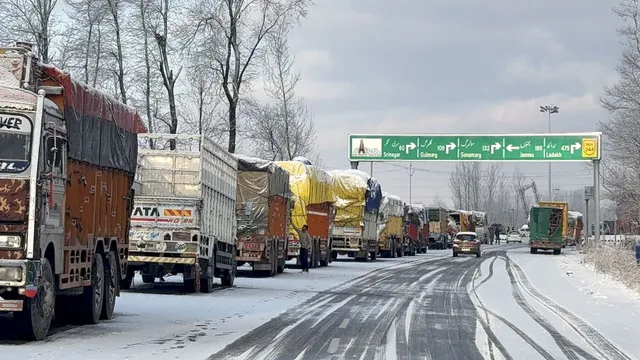 kashmir-snowfall-jammu-srinagar-national-highway-been-fully-restored-after-heavy-snowfall-leaves-tourists-stranded-for-days