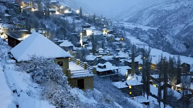 fresh-snowfall-revives-uttarakhand-tourism-hill-stations-witness-heavy-tourist-rush