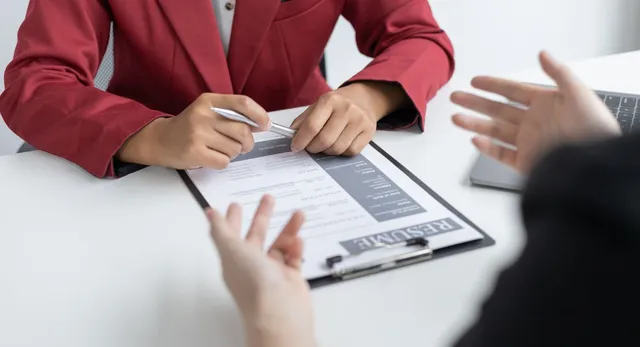 why-shouldnt-we-hire-you-womans-bold-reply-secures-job-offer-netizens-react